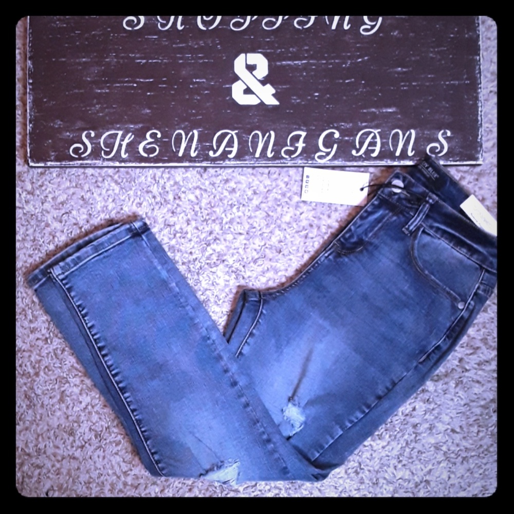 Judy Blue Distressed Capri